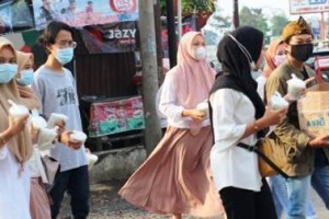 Rineka Sunda saat Berbagi Ta’jil dan Masker